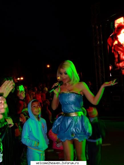 adina coboara in randul fanilor pentru a canta alaturi de ei 9 mai 2008-bacau
